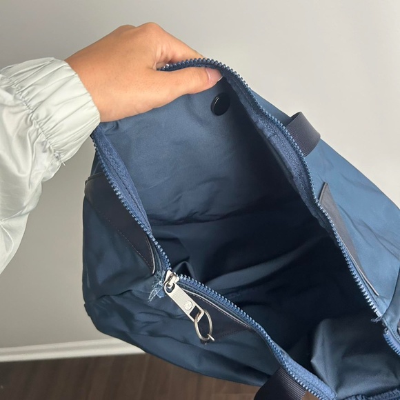 Navy blue Lululemon tote bag   zipper close - Picture 3 of 5
